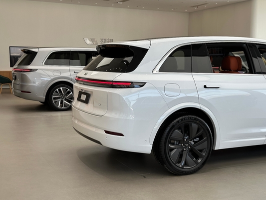Extra Large Five Seater Trunk Electric Car L7 Pro in Silvery for 2024 Energy Vehicles